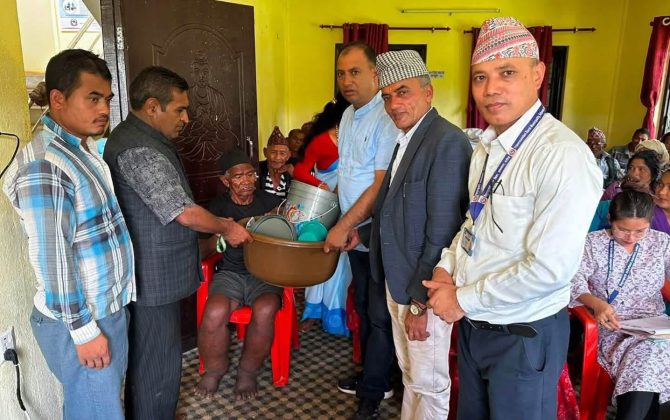 त्रिपुरासुन्दरी–१ मा हात्तीपाइलेका बिरामीलाई स्वयं हेरचाह अभिमुखीकरण तथा सामग्री वितरण
