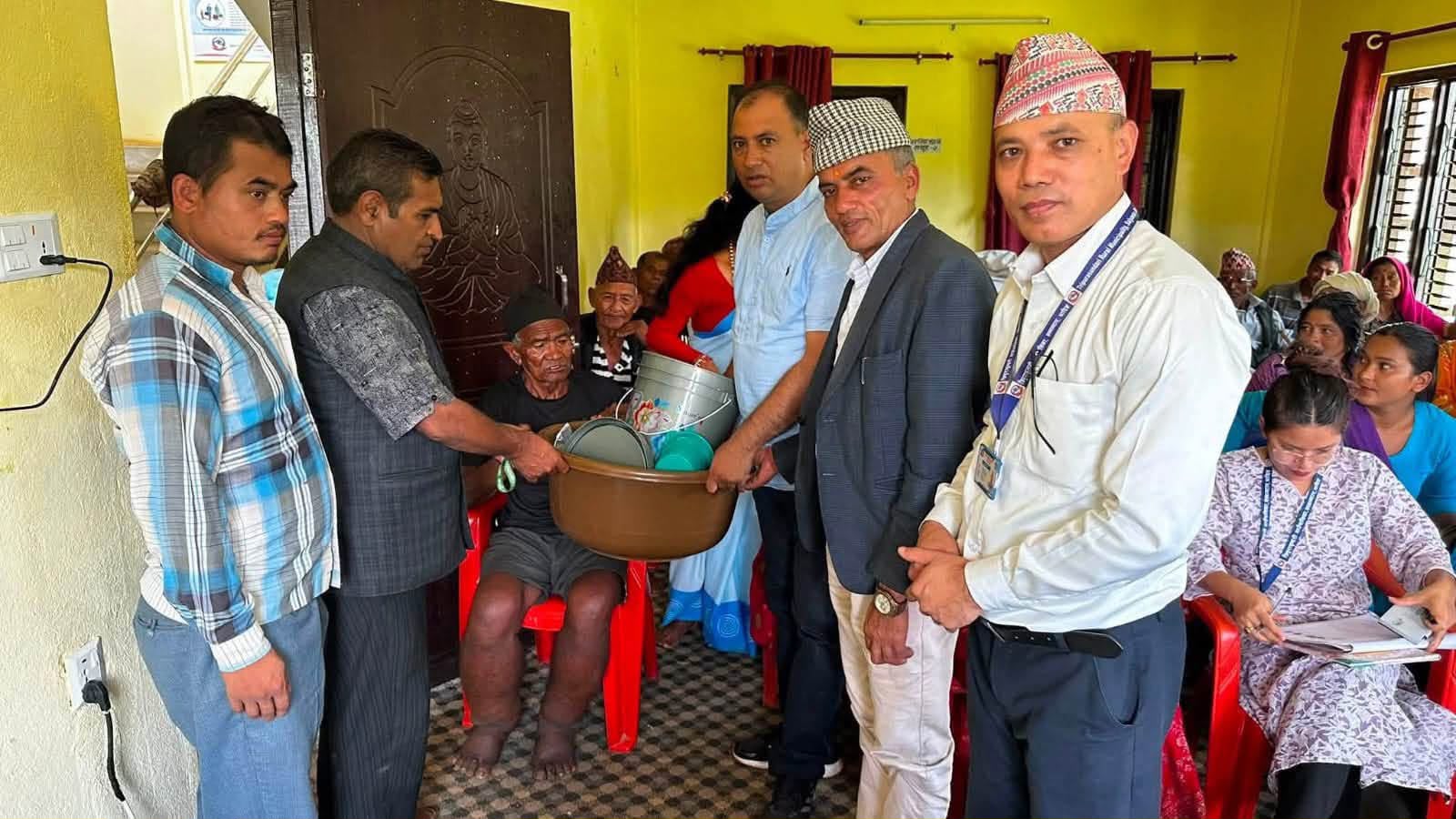 त्रिपुरासुन्दरी–१ मा हात्तीपाइलेका बिरामीलाई स्वयं हेरचाह अभिमुखीकरण तथा सामग्री वितरण