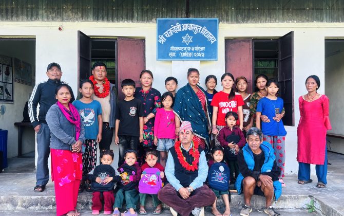 जन्मदिनमा विद्यार्थीलाई उपहार : चक्रदेवी आ.वि.का बालबालिकालाई स्टेशनरी तथा खेलकुद सामग्री वितरण